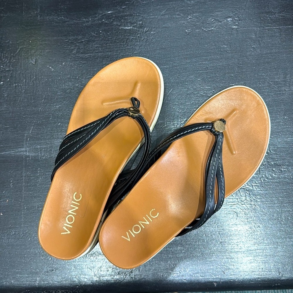Vionic Catalina black Sandals. Gently worn 3 to 4times. Smoke free home